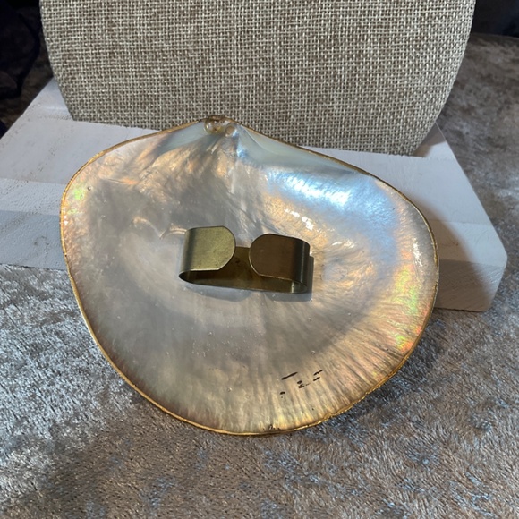 Vintage Large Gold Rimmed Clam Shell Scarf Holder - Picture 3 of 3